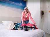 Vrouw koffer tropische poster licht