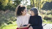 Jonge en oude vrouw